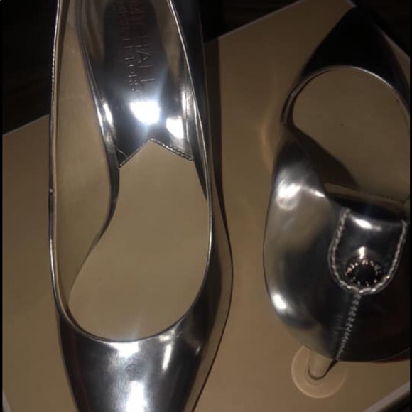 Michael kores silver pumps size 8 never worn - Picture 4 of 8